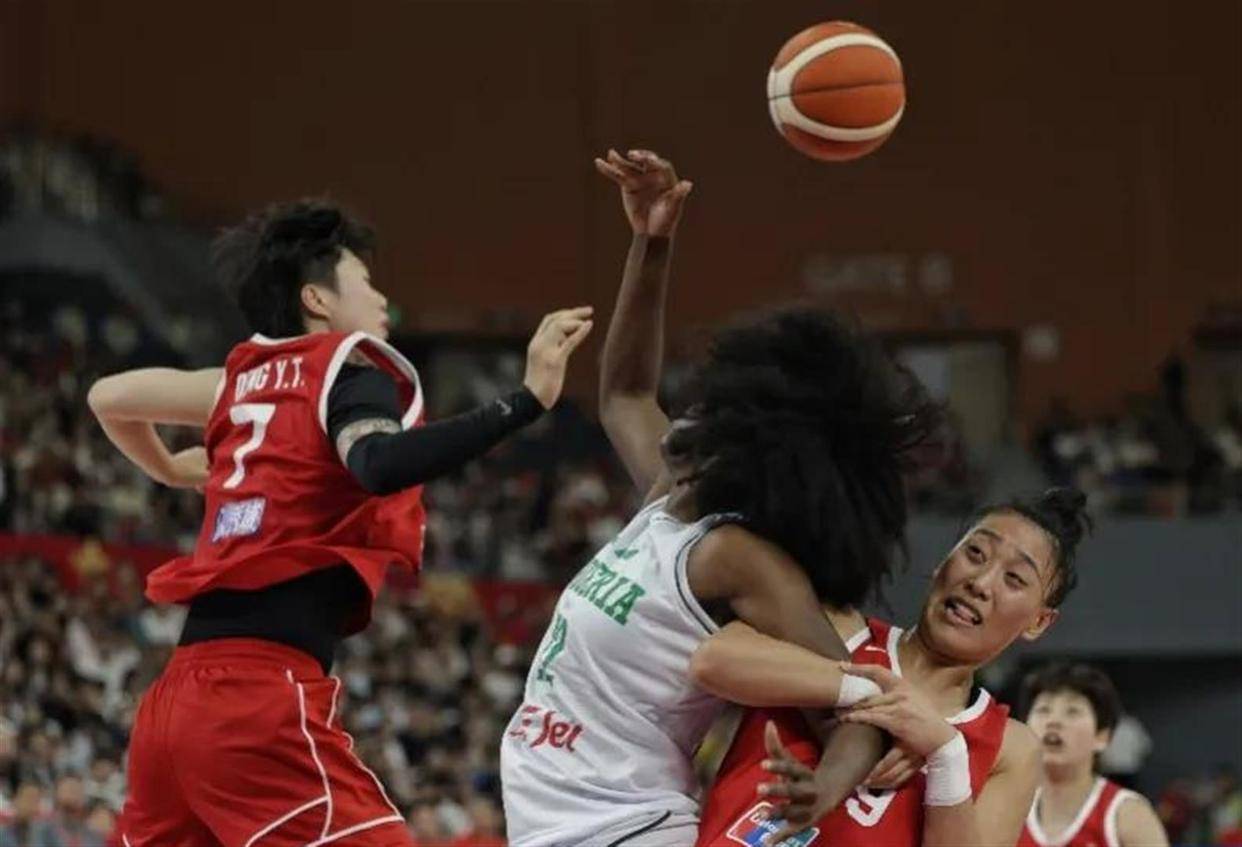 王治郅杜锋佛山观战也没兜住！中国女篮半场29比58落后29分，77比88输尼日利亚，世界杯D组硬仗真悬了？