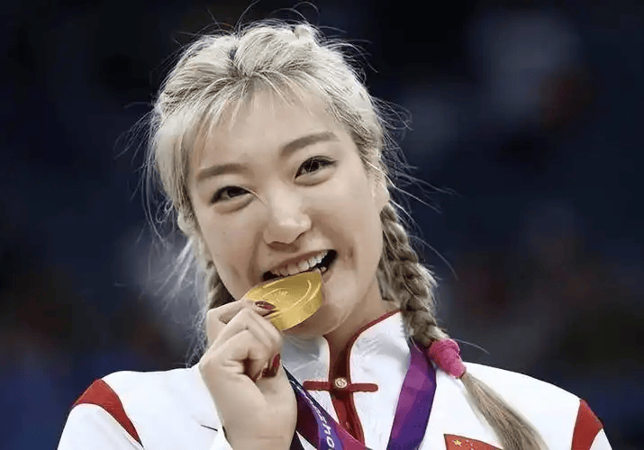 首次甜蜜出游，为何坚持选择离婚的张隆？李梦发声，谁注意她的表态