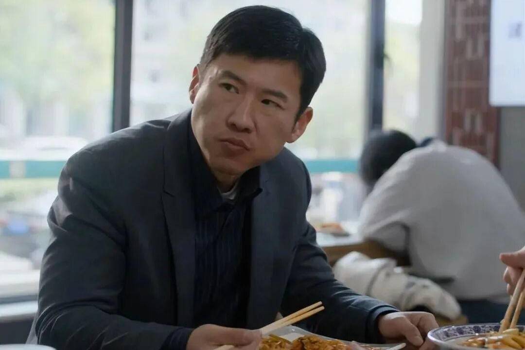 王骁获百花奖最佳男配，台下母亲眼眶泛红，隐瞒星二代身份跑15年龙套终被看见封面图