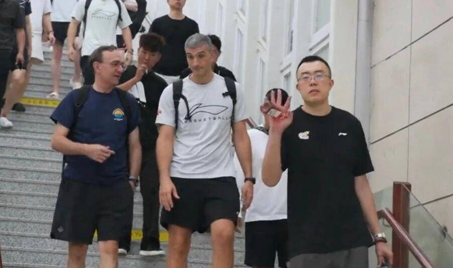 辽宁男篮热身赛惜败2分,张陈治锋训练中受伤,鄢手骐成功续约三年_段睿骐_外援_赵继伟