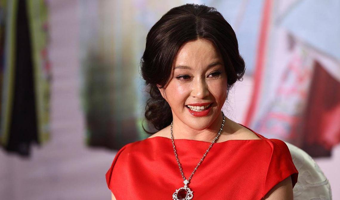 74岁刘晓庆素颜遭群嘲，真相让人惭愧
