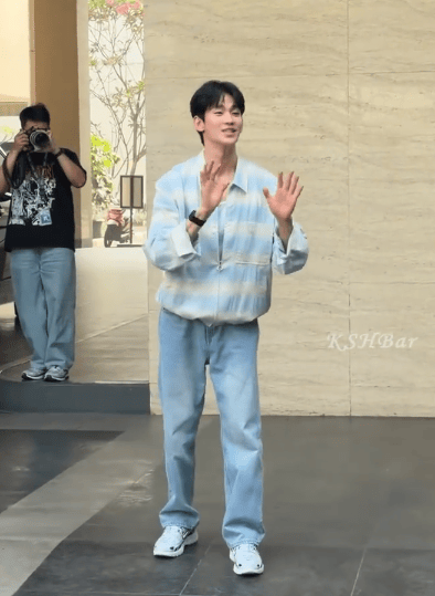 金秀贤风波后首度公开现身 条纹上衣造型显精神