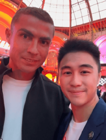 何猷君与C罗合影曝光：儿子英文名致敬足球巨星