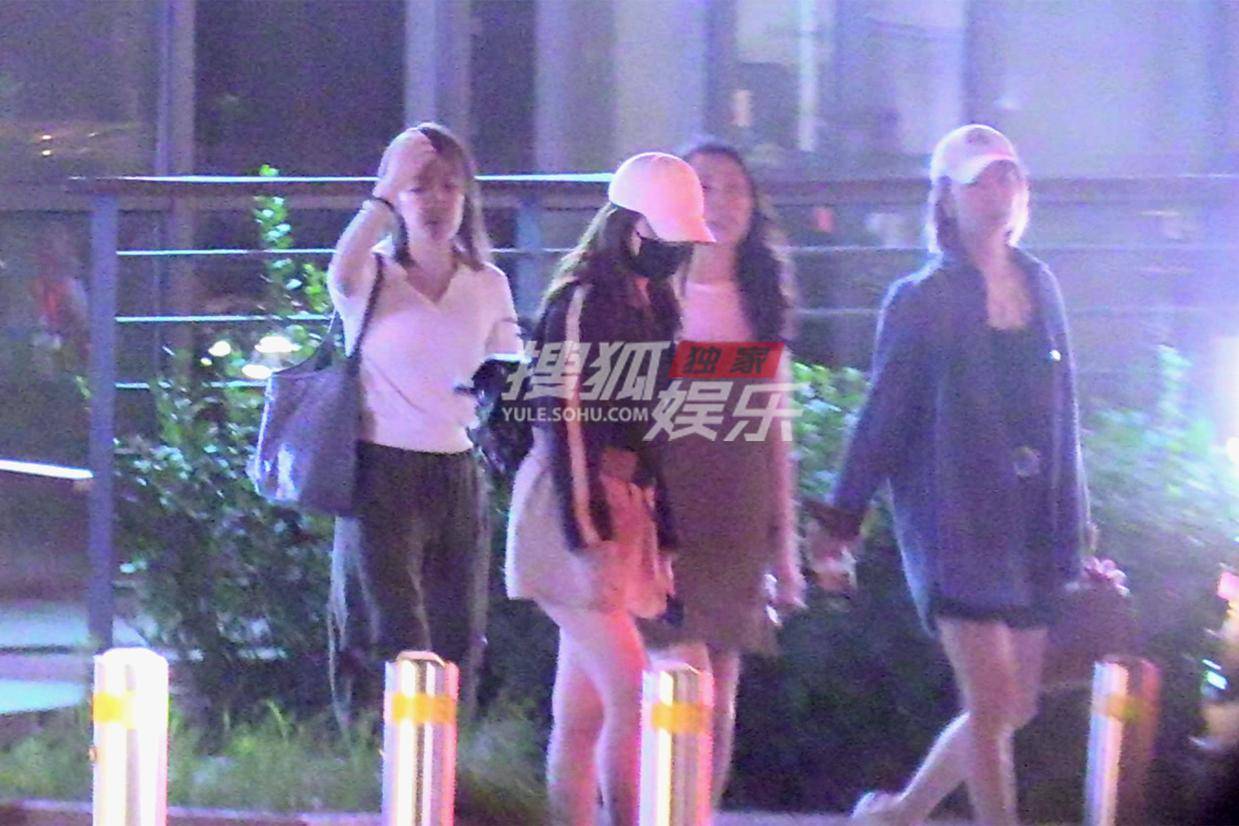陈妍希闺蜜西餐聚会 帽衫短裤展现清新魅力