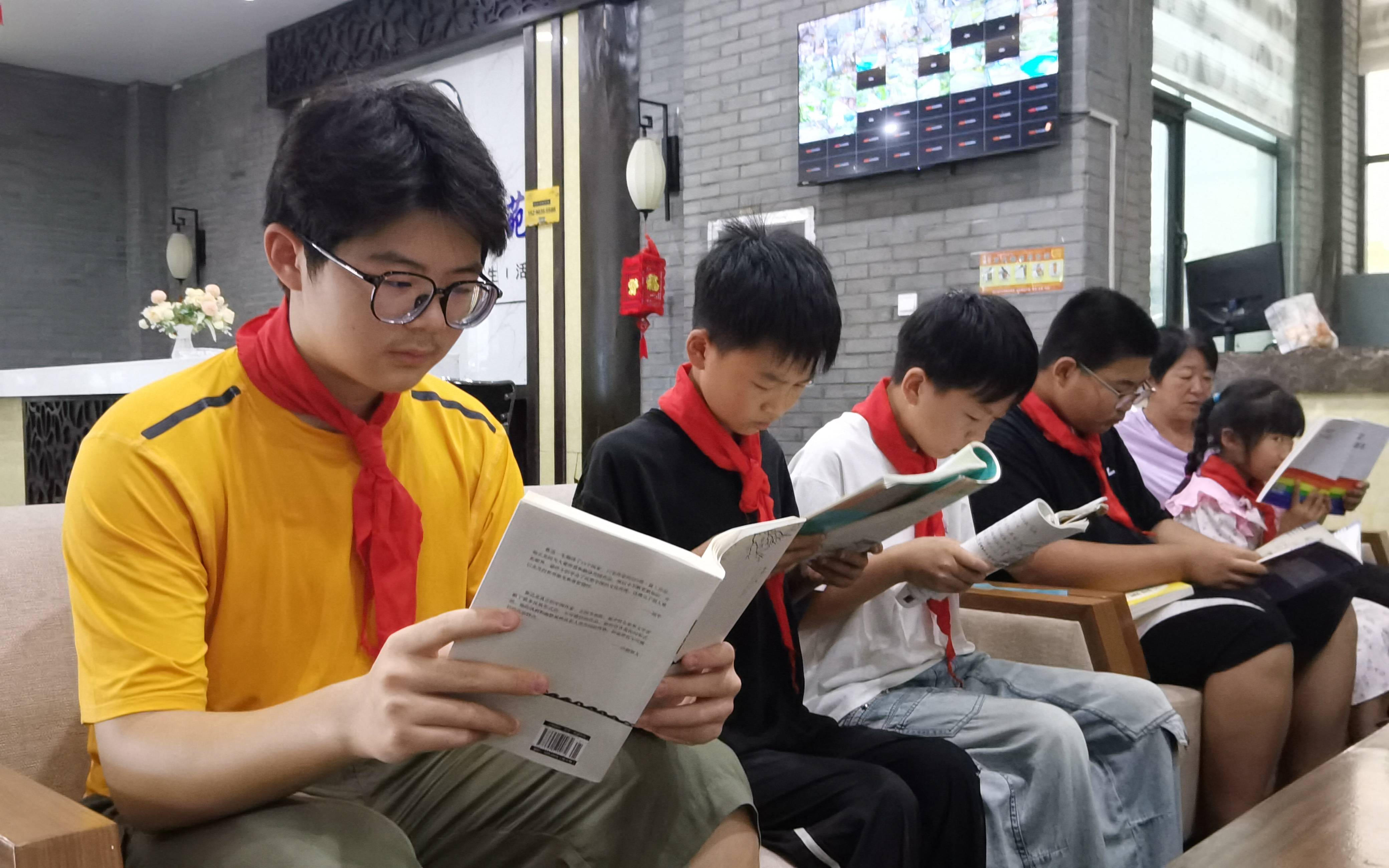 中国人寿寿险西峡支公司：组织诵读红色书籍 丰富学生暑假生活