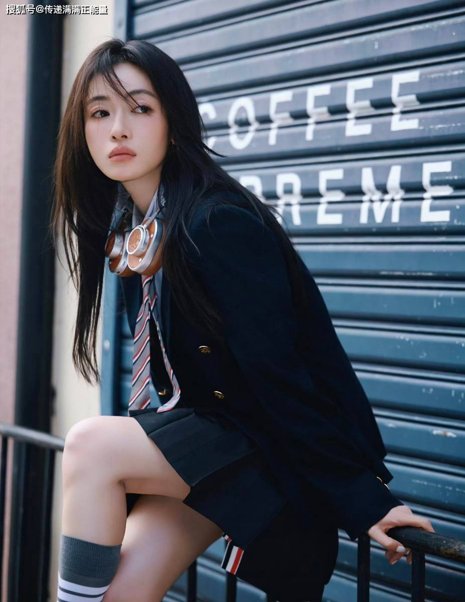 吴谨言学院风写真刷屏：真正的少女感，从来不靠装嫩