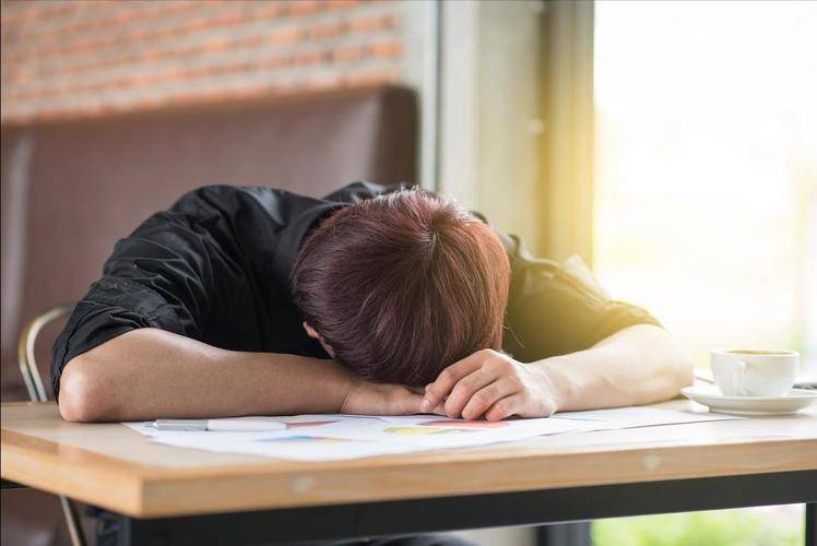 原创            高血压人群午睡超1小时，若忽视身体预警，中风风险 升高至37%