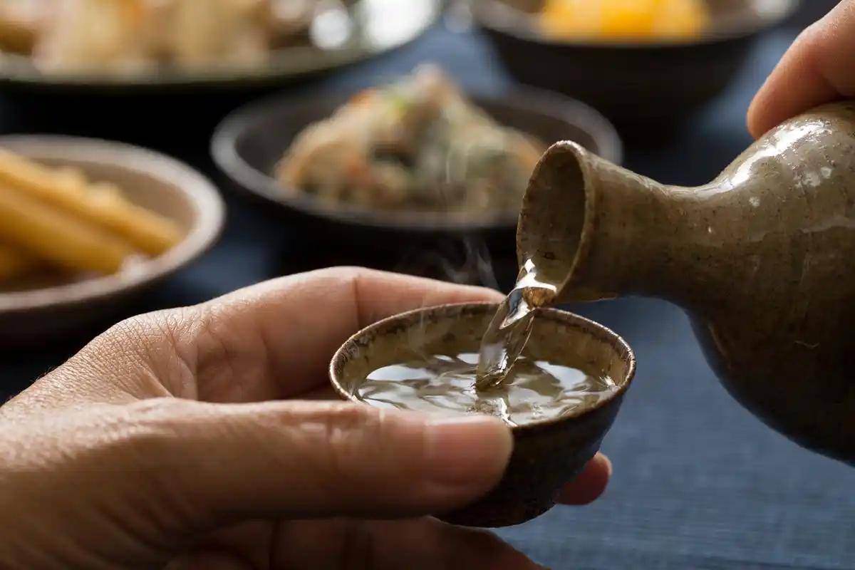原创            白酒再次被关注！医生发现：肠癌患者喝白酒，不用多久或有8变化