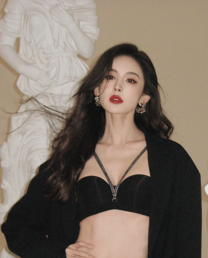 古力娜扎公布最新写真，成熟年纪的她，穿衣风格越来越大胆，网友赞