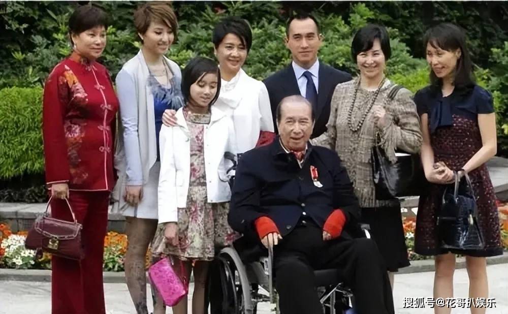 原创            何超琼罕见出镜，和章泽天深度对谈，揭露赌王家族不为人知的秘密