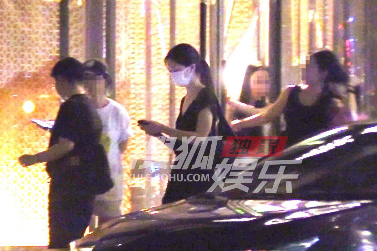 李嫣河畔漫步被拍 基础款穿搭演绎高级随性美学