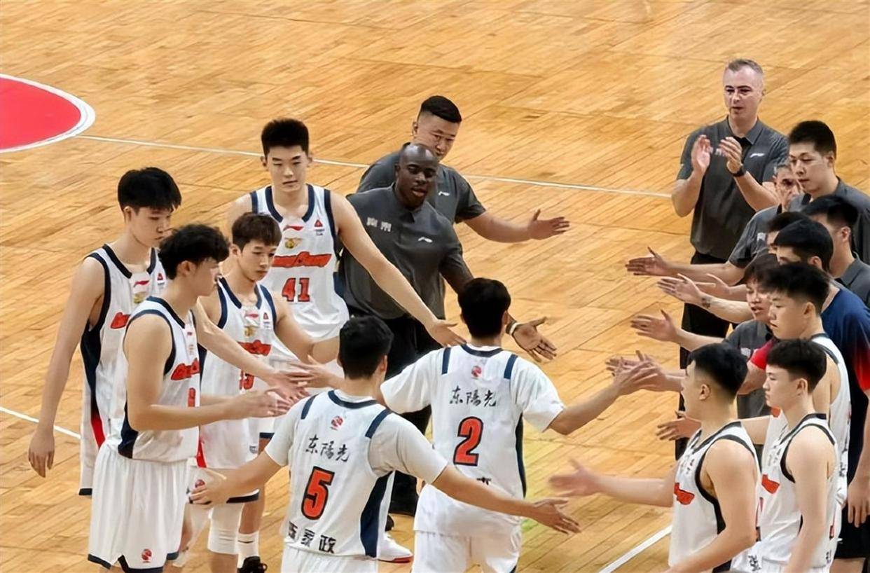 9.8日：宏远惠州6分复仇深圳！杨溢19分炸场，梅克250万美元悬念待解，胡明轩亚运挂帅