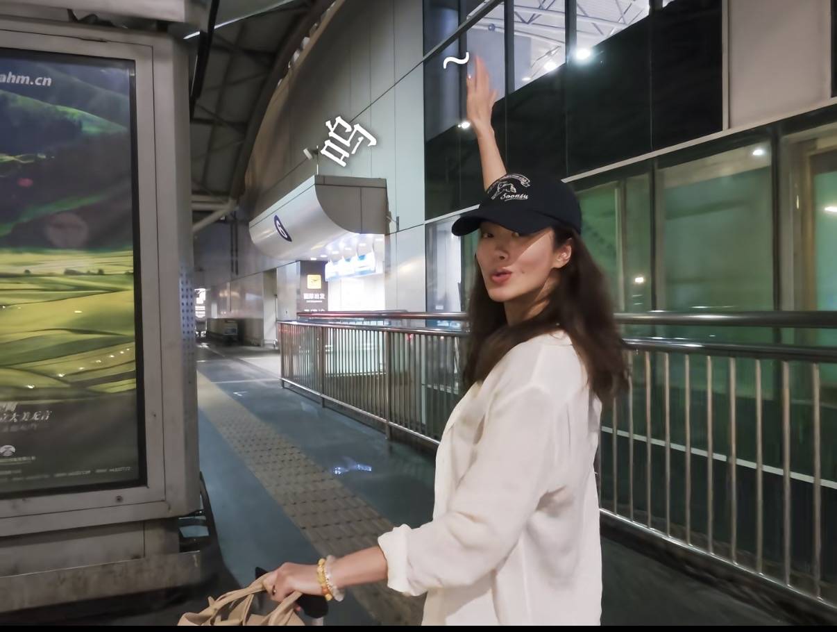 原创            杨采钰夫妇挪威度假，富三代老公背双肩包推2个行李箱，像小苦力