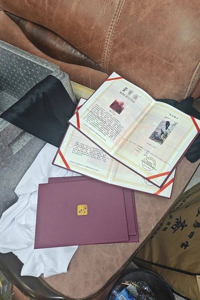 几十元的"齐白石"，直播间假字画诈骗链，专坑中老年人