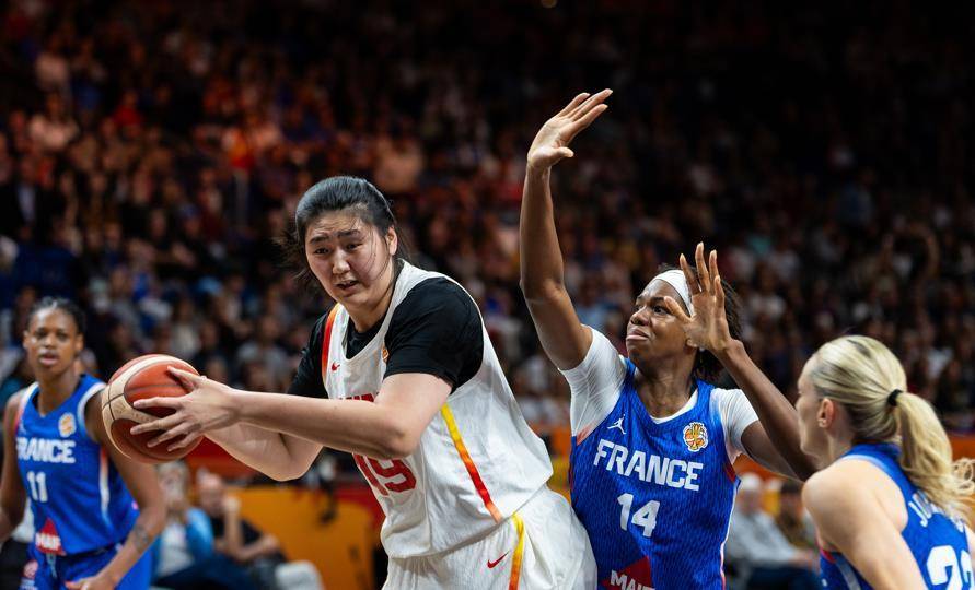 女篮世界杯！中国女篮溃败法国队无缘8强，实力确实有距离，赛程更不合理