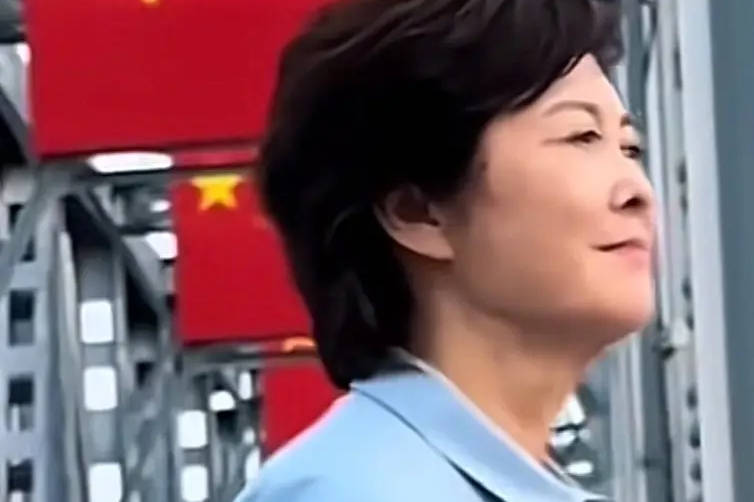 敬一丹哈尔滨最后一次公开现身 蓝色衬衫造型精神佳后离世