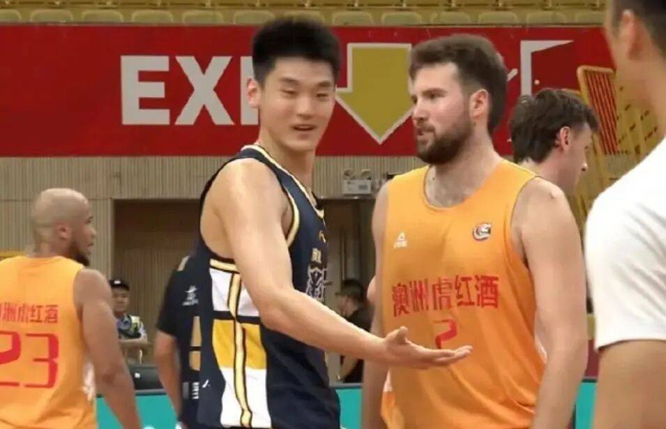 广东男篮14分大胜，徐昕办理护照，萨姆纳完成续约，接触NBA场均15分悍将