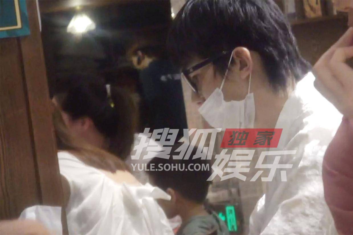 白举纲夫妇餐厅打包手牵手归家 朴实生活尽显浪漫真谛