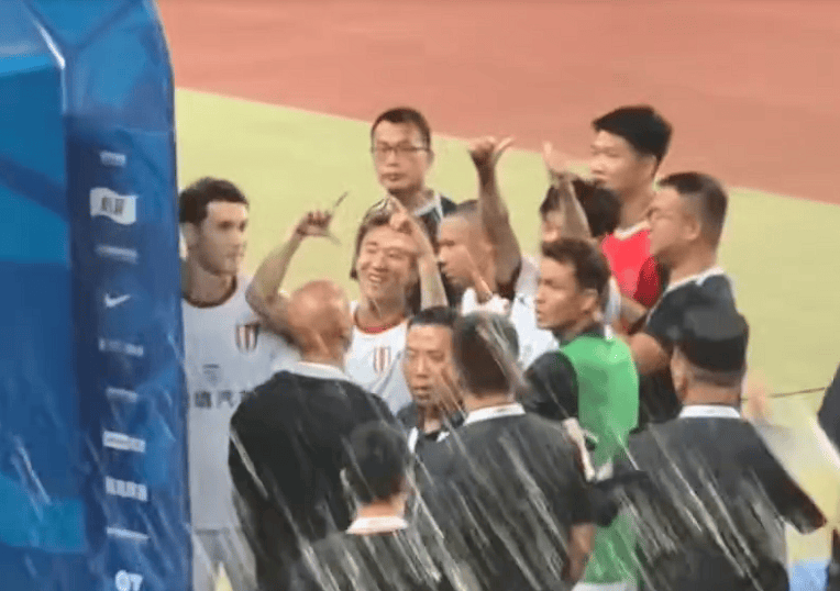 成都蓉城相关负责人回应：韦世豪已经去国家队报到，与河南的事情都过去了，不会再回应此事