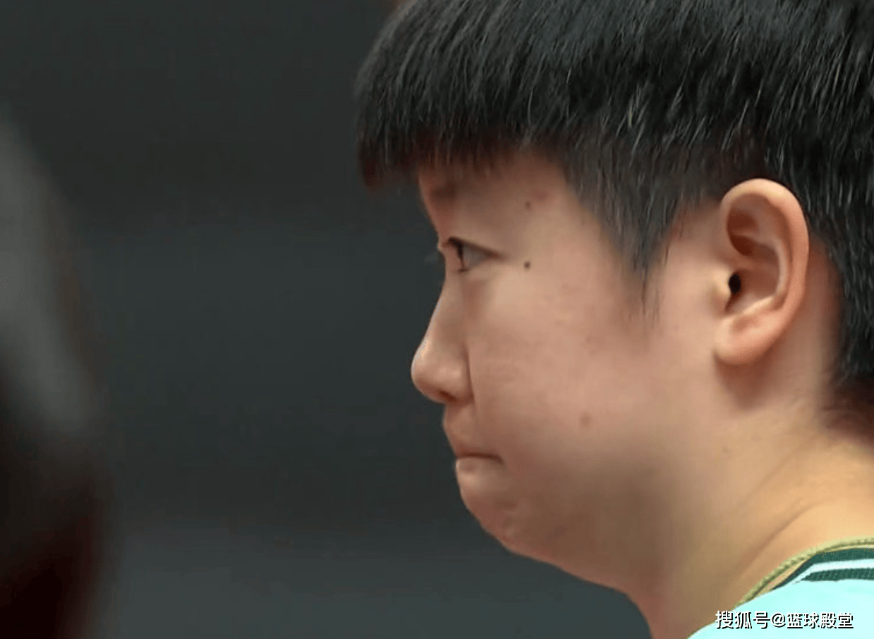 上旋球压制！孙颖莎横扫边松景，为中国女团1-0领先朝鲜！