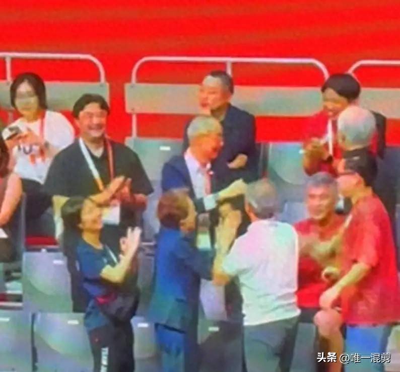 丢冠后谁注意这两画面？刘国梁目睹日本官员庆祝，全队退场摘银牌