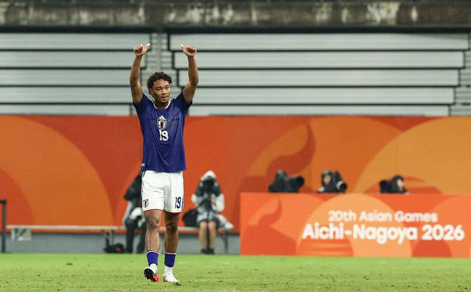 主场哨声引发争议！日本男足险胜朝鲜队，进球存疑手球逃罚