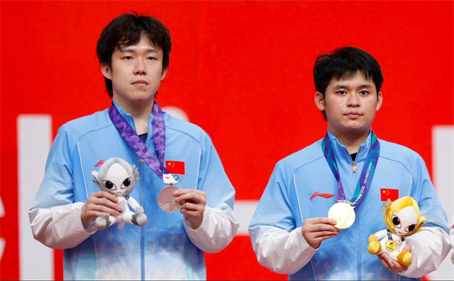 国乒教练遭挑衅！林诗栋也被连累，见王楚钦摘下银牌不敢戴金牌了