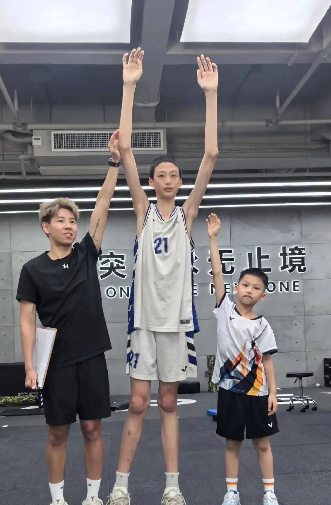 原创
宏远早报:广东签下13岁2米新星李若豪,徐杰赚外快获免测名额