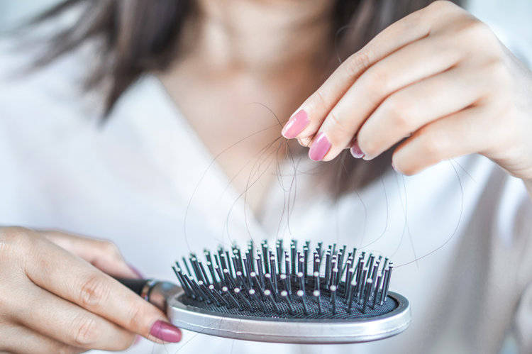 Rụng tóc: Không chỉ đếm số sợi, đây mới là dấu hiệu đáng lo ngại