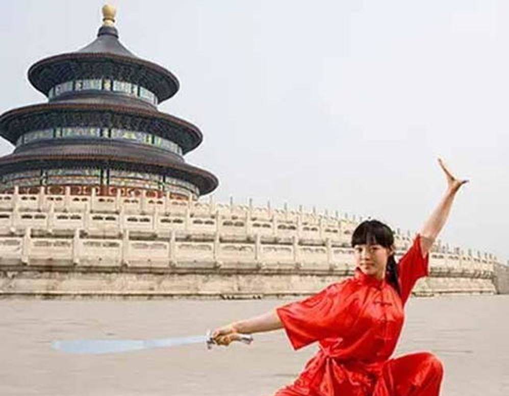 芬兰拳击手当众逼中国武术队贴海报认输，寇运兴一招击晕对手