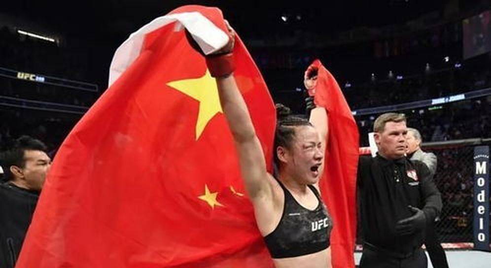 张伟丽五回合一致判定击败苏亚雷斯，成草量级首位三冠王，35岁再度拿回中国金腰带