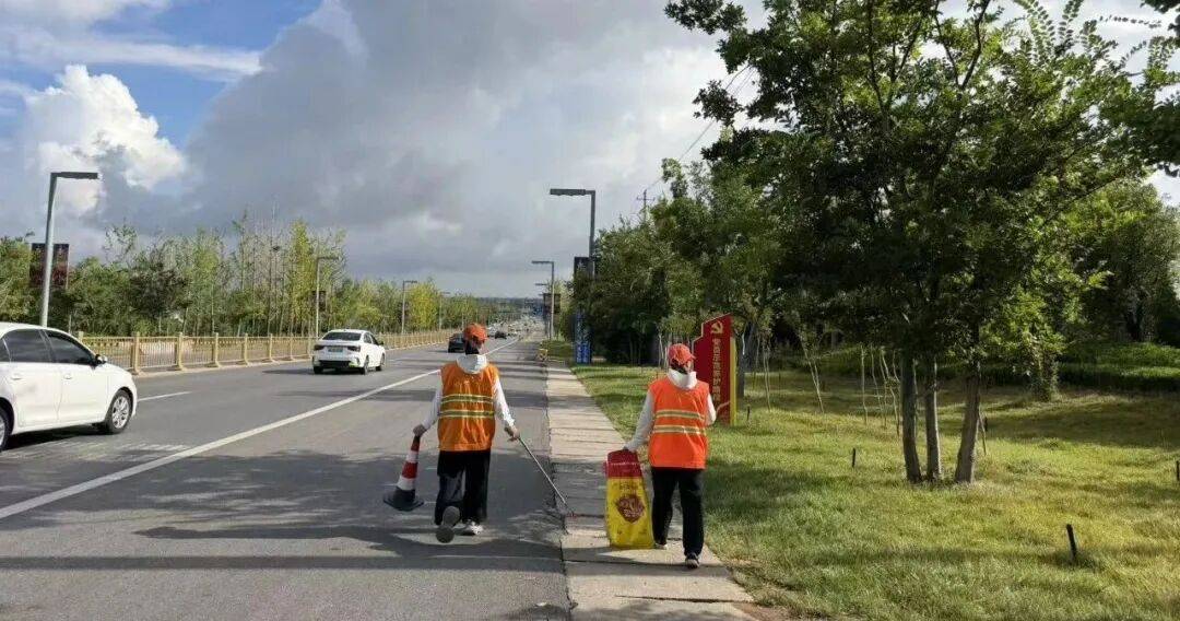 6个女人守6公里黄土路!一身橘红,扫出了