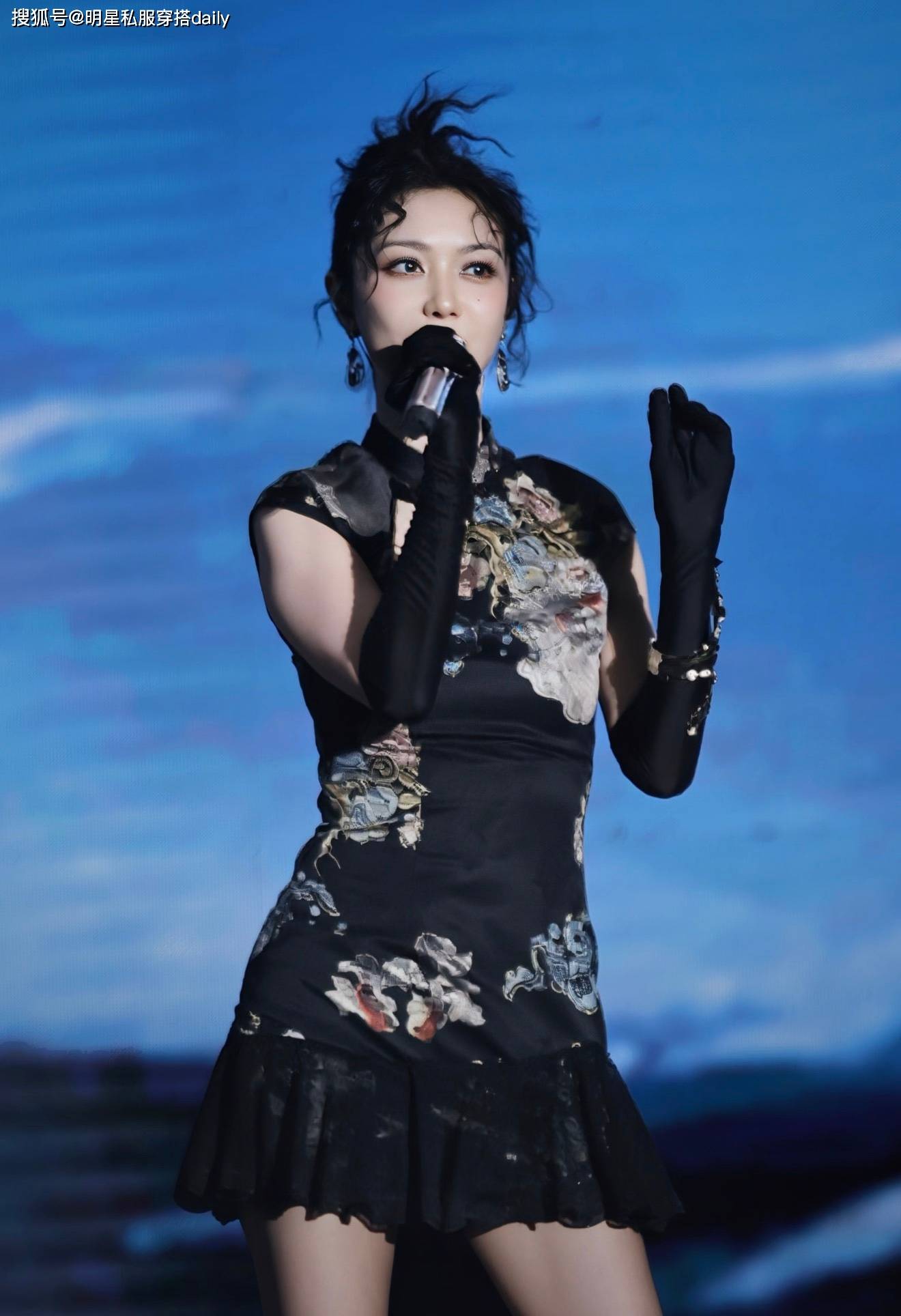 45岁薛凯琪穿搭解析,甜御碰撞超惊艳(图2) 45岁薛凯琪穿搭解析,甜御碰撞超惊艳(图2)