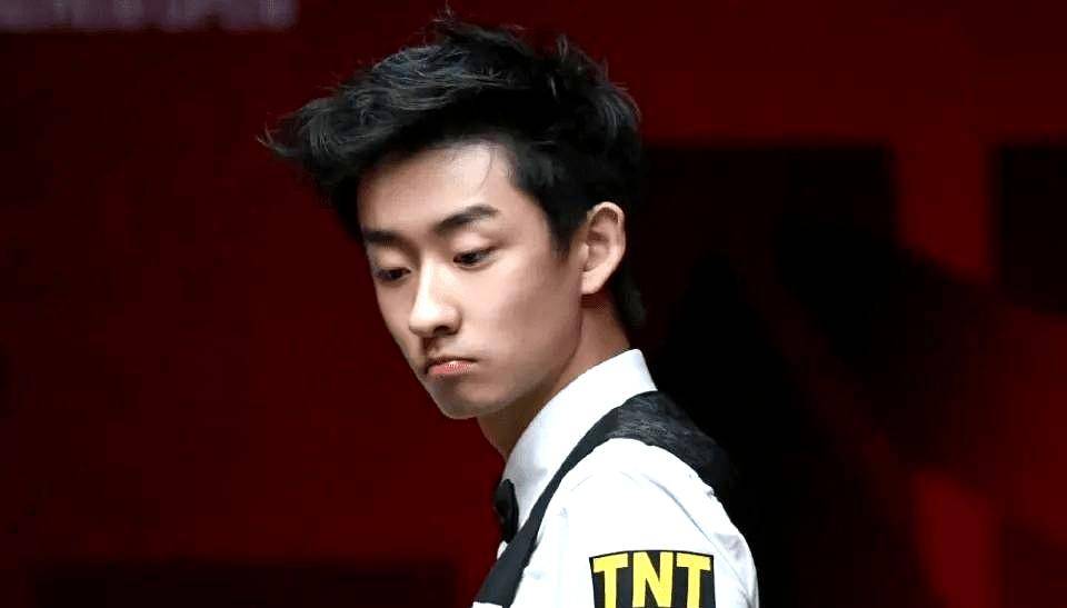 吴宜泽6比1横扫特鲁姆普，首进世界前2，中国斯诺克再创传奇