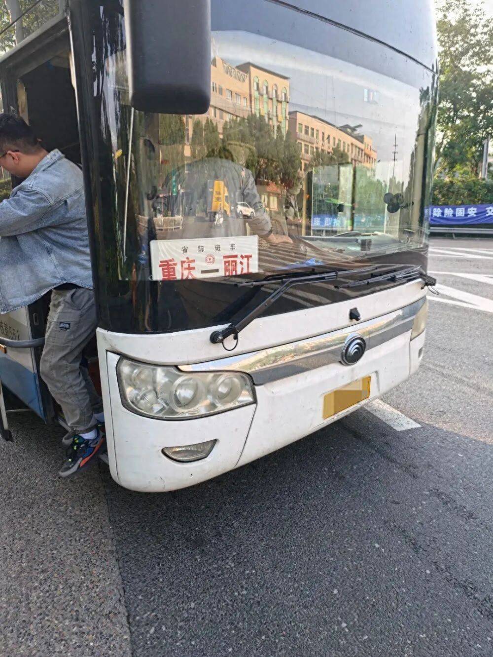 重庆小伙到丽江旅游坐22小时大巴返程