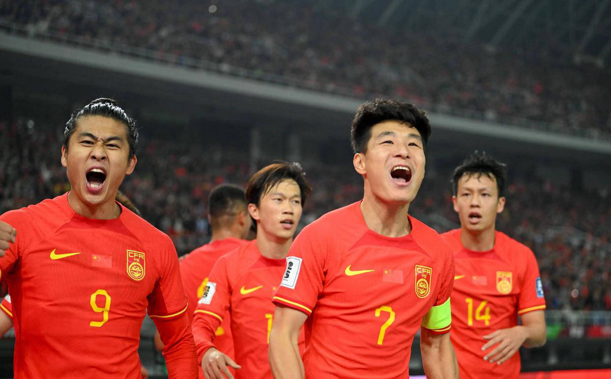 原创
            男足亚洲杯主力阵容推荐：中场调整与后卫新鲜血液