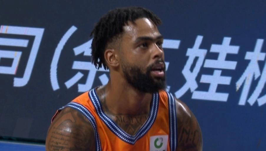 NBA级别后卫！拉塞尔CBA季前赛首秀贡献18分7篮板9助攻
