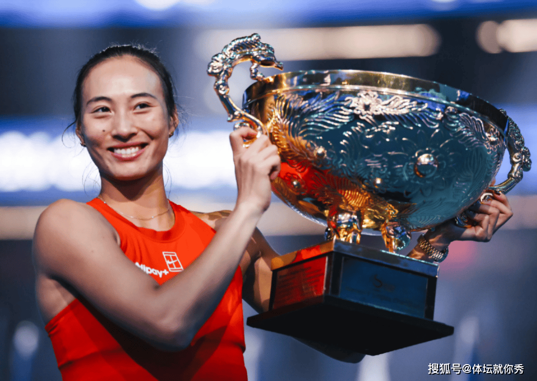郑钦文2-0夺冠！奖金771万，年收入却达1.5亿元，商业价值翻倍，真是赚麻了