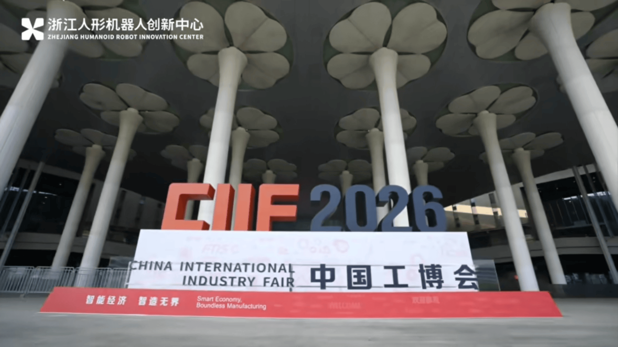 工博会现场：WA 系列轮臂式人形机器人实现料箱泛化搬运与连续作业