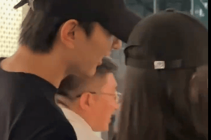 三里屯偶遇于小彤携神秘美女逛街遛狗 亲密互动引恋情猜测