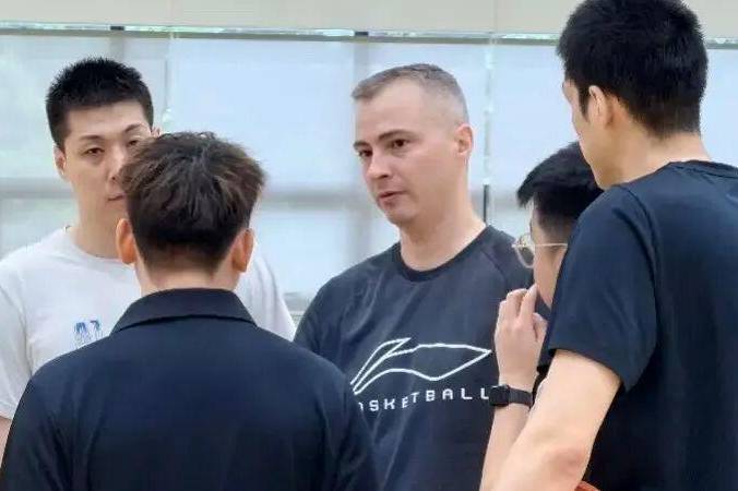 广东宏远改变打法，徐杰地位不保？杜锋想不通