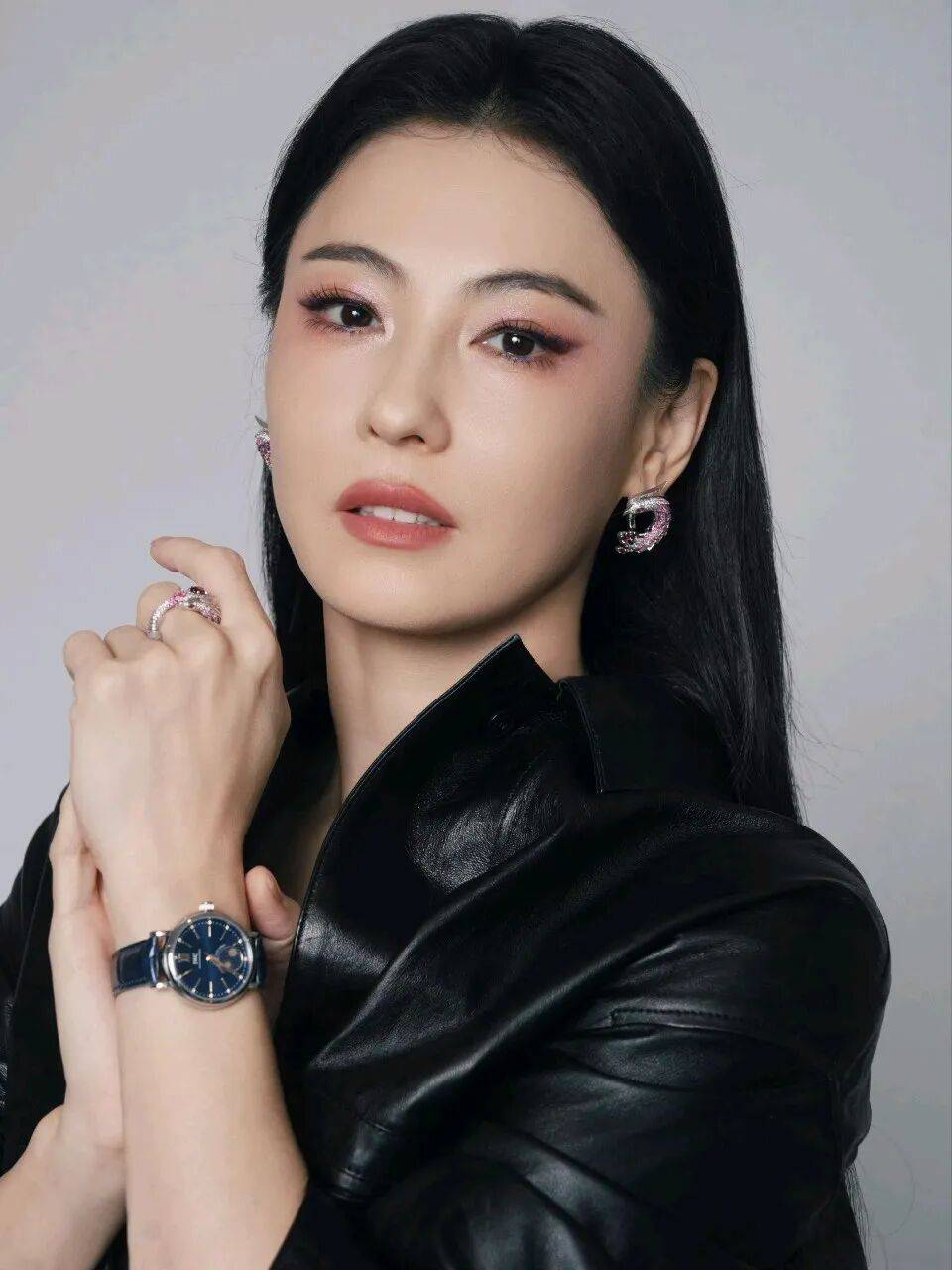 松弛感穿搭示例_惊艳芝彩色松弛柏搭酷穿搭_