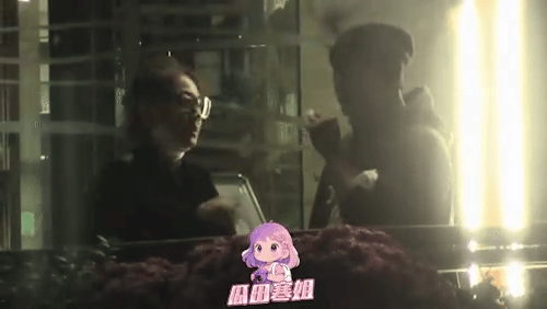 张卫健夫妇餐厅外吸烟引争议 未熄烟头丢花盆遭批评