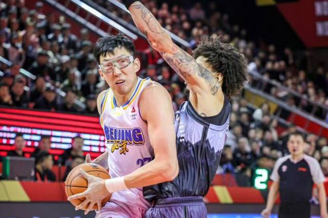 北京首钢冲击3连胜！拿下深圳男篮，赵睿对位贺希宁，CCTV5直播