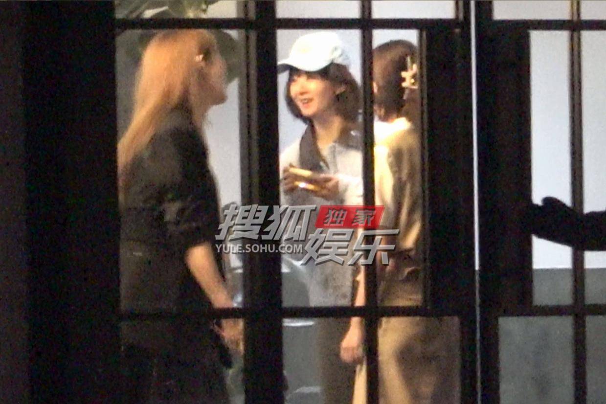 赵丽颖美容院享受护理，明媚笑容引网友热议