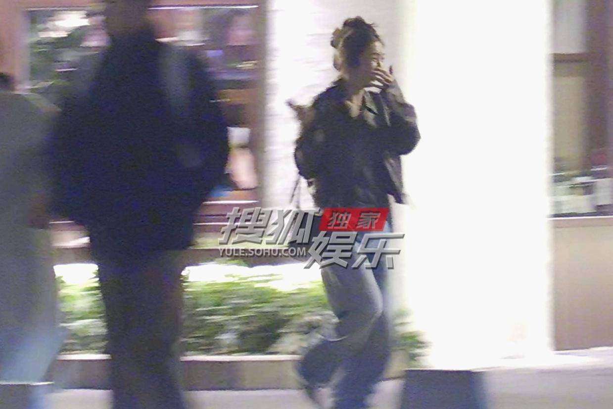 蔡文静亲友聚会欢乐多 笑容灿烂小跑追友超可爱