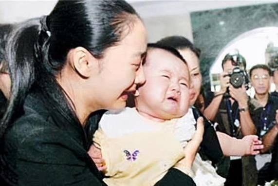 丛飞生前资助200多贫困儿童，逝后和妻子合葬鲜少人来