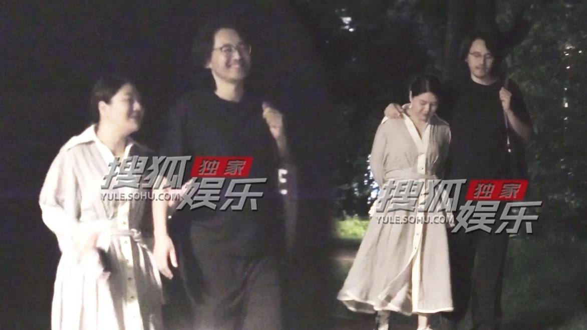 杨天真和帅哥公园挽臂散步，搂腰搭肩相聊甚欢