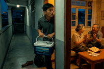 单位发了海鲜礼盒，我怕变质提前请假回家，刚到楼道听见父母兴奋地说：他终于被开除了！