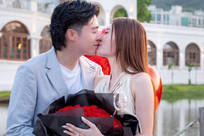 港姐王菲与歌手张子丰宣布订婚 求婚现场公开超甜蜜